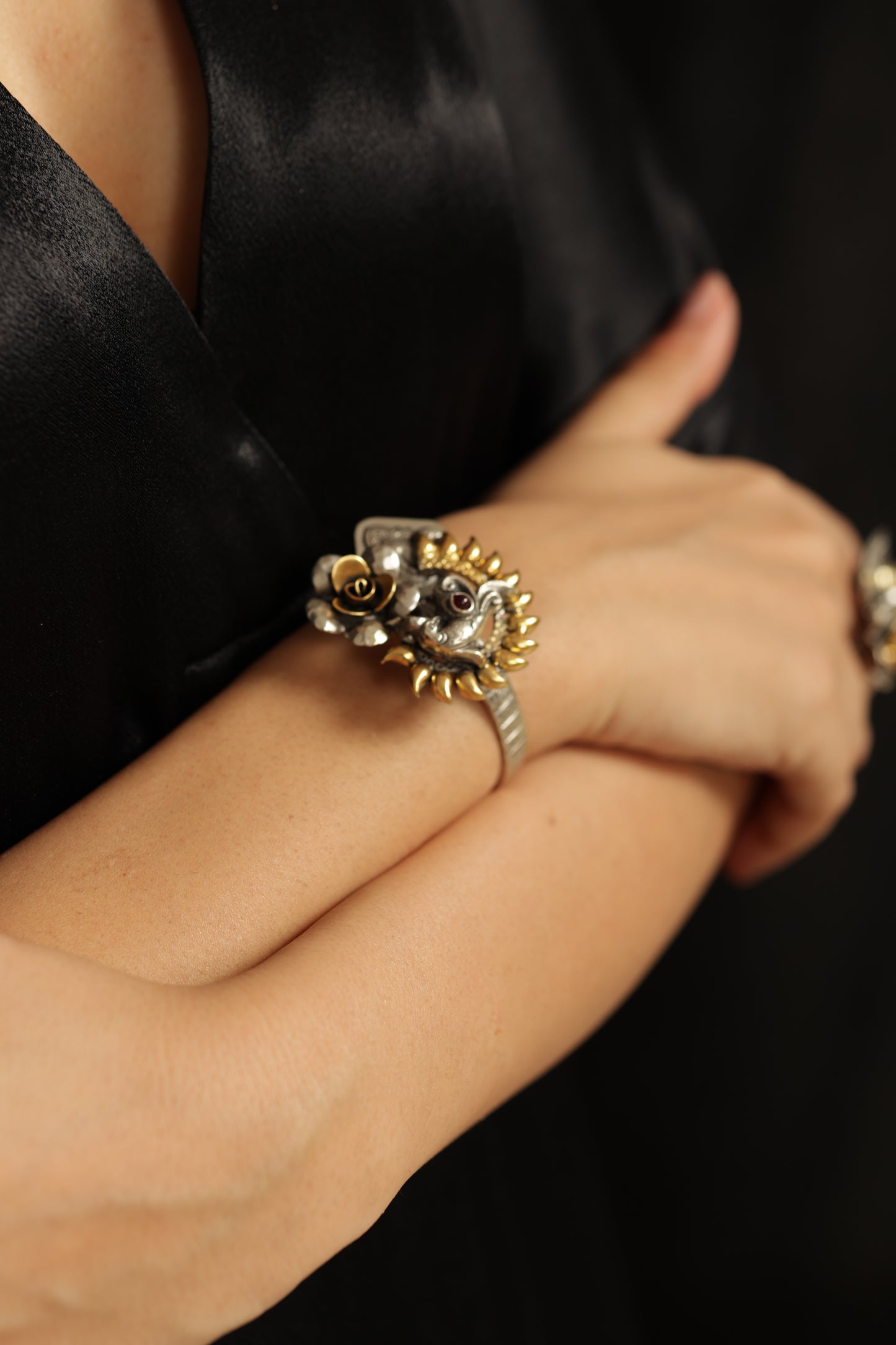 VARUNI SHINING SILVER
HANDCUFF