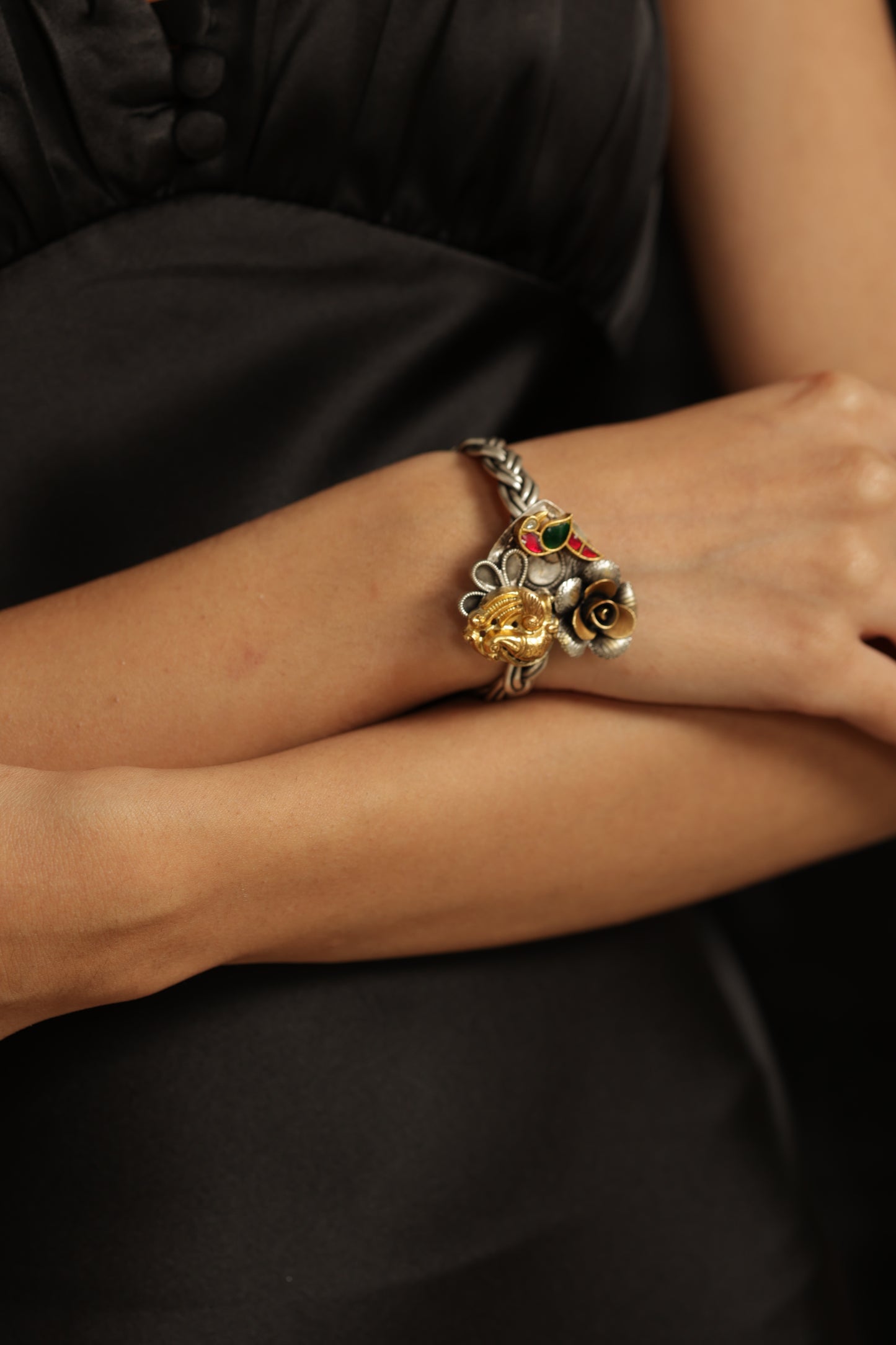 EKA ROSE CHARM
HANDCUFF