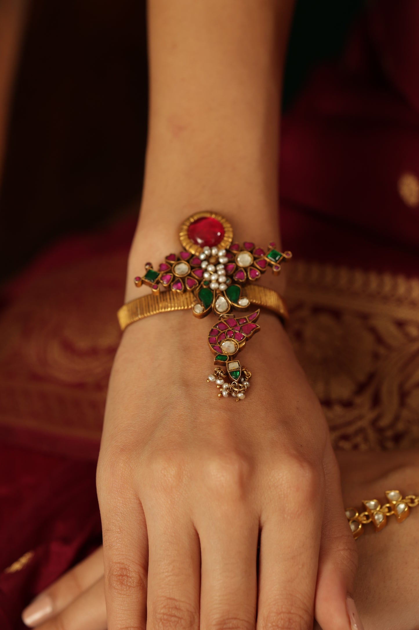 KASHVI JADAU STONE
GOLD PLATED SILVER
HANDCUFF