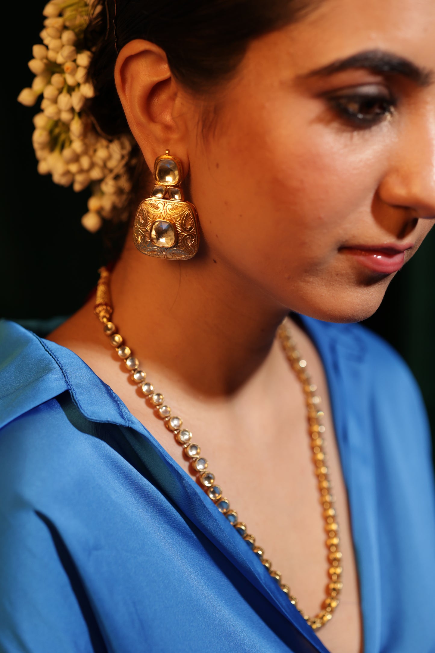 SAGRIKA GOLD ALLOY
WITH HANDCRAFTED FINE STONE.